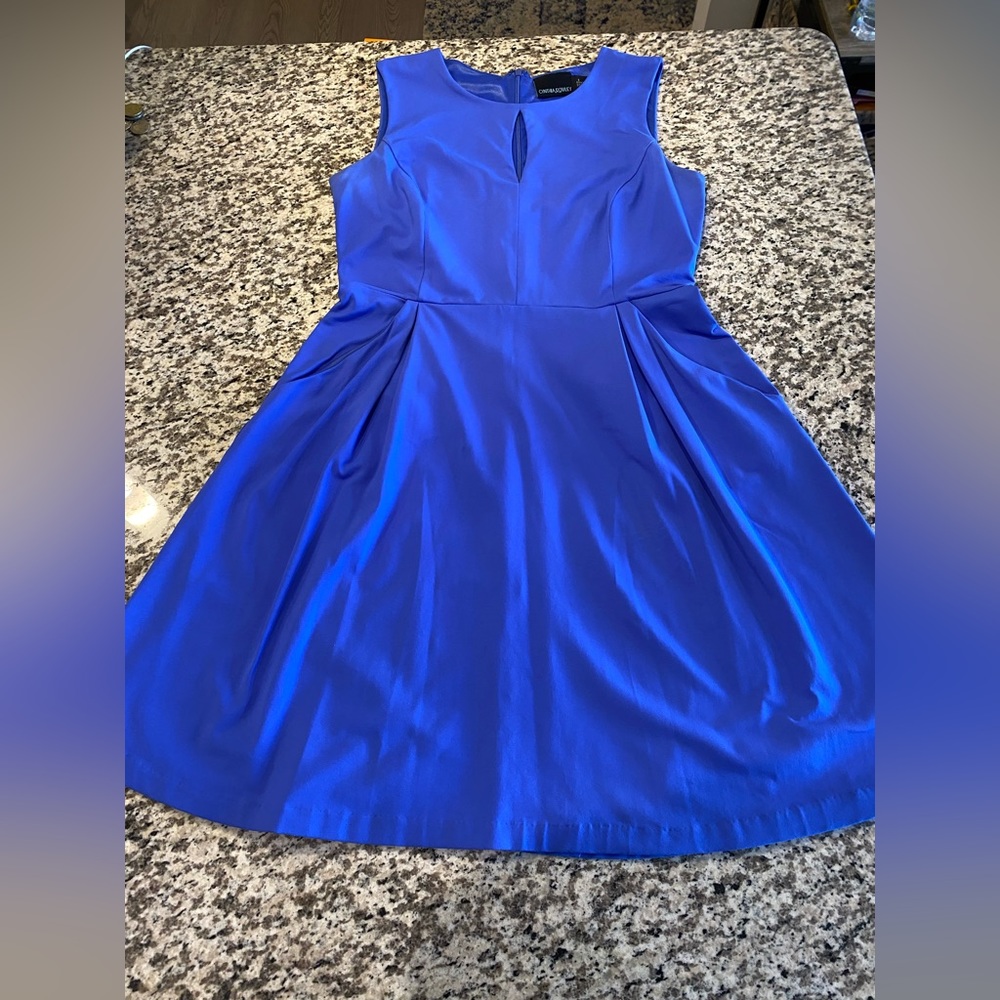 Blue dress with keyhole opening and pockets!